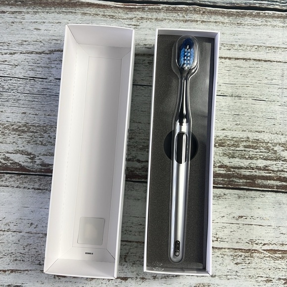 Oral-B Clic Manual Toothbrush With Extra Replacement Head And Magnetic Holder - Picture 5 of 9